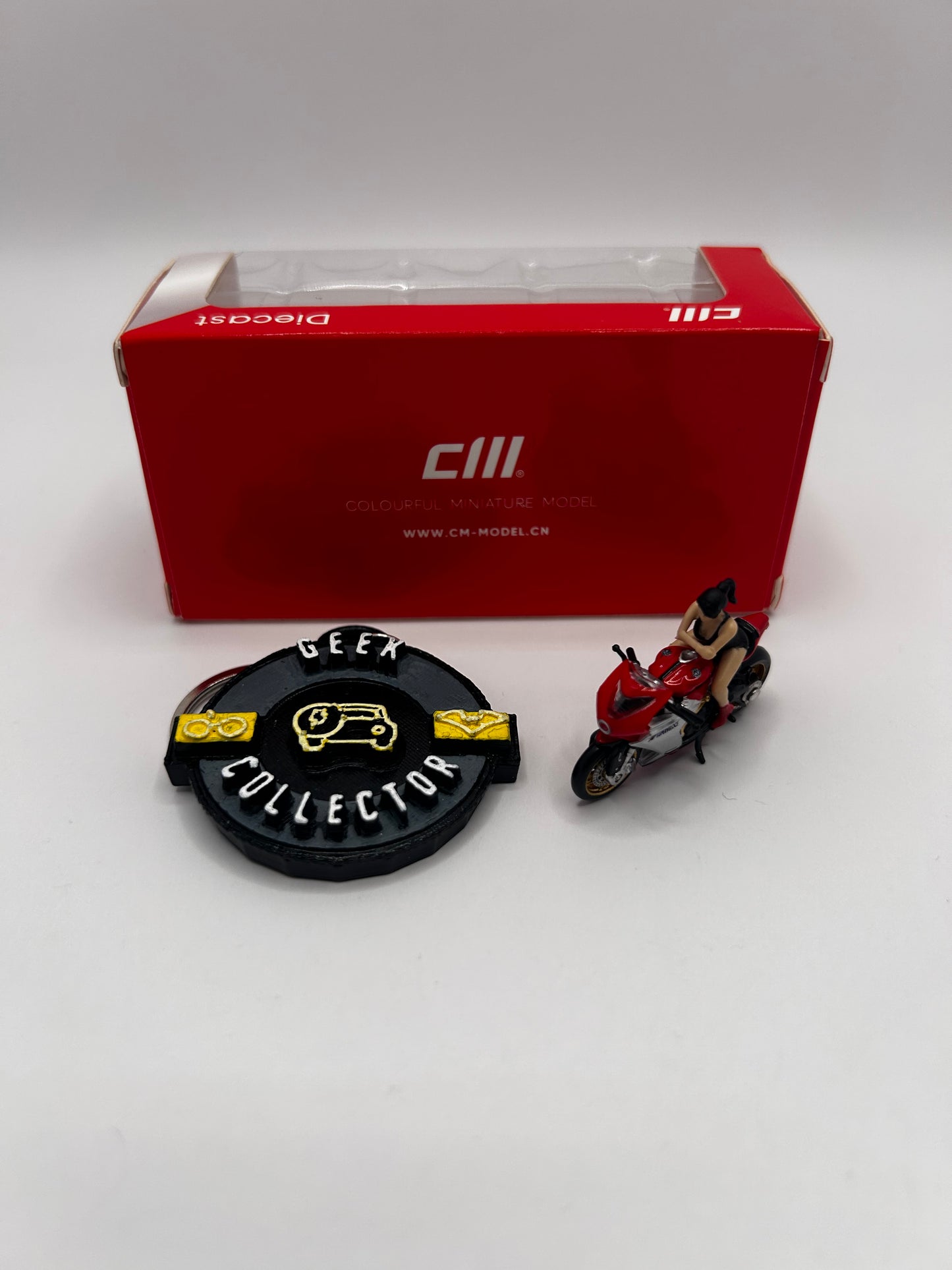 CM Model: Motocicleta Deportiva Roja con Figura Femenina