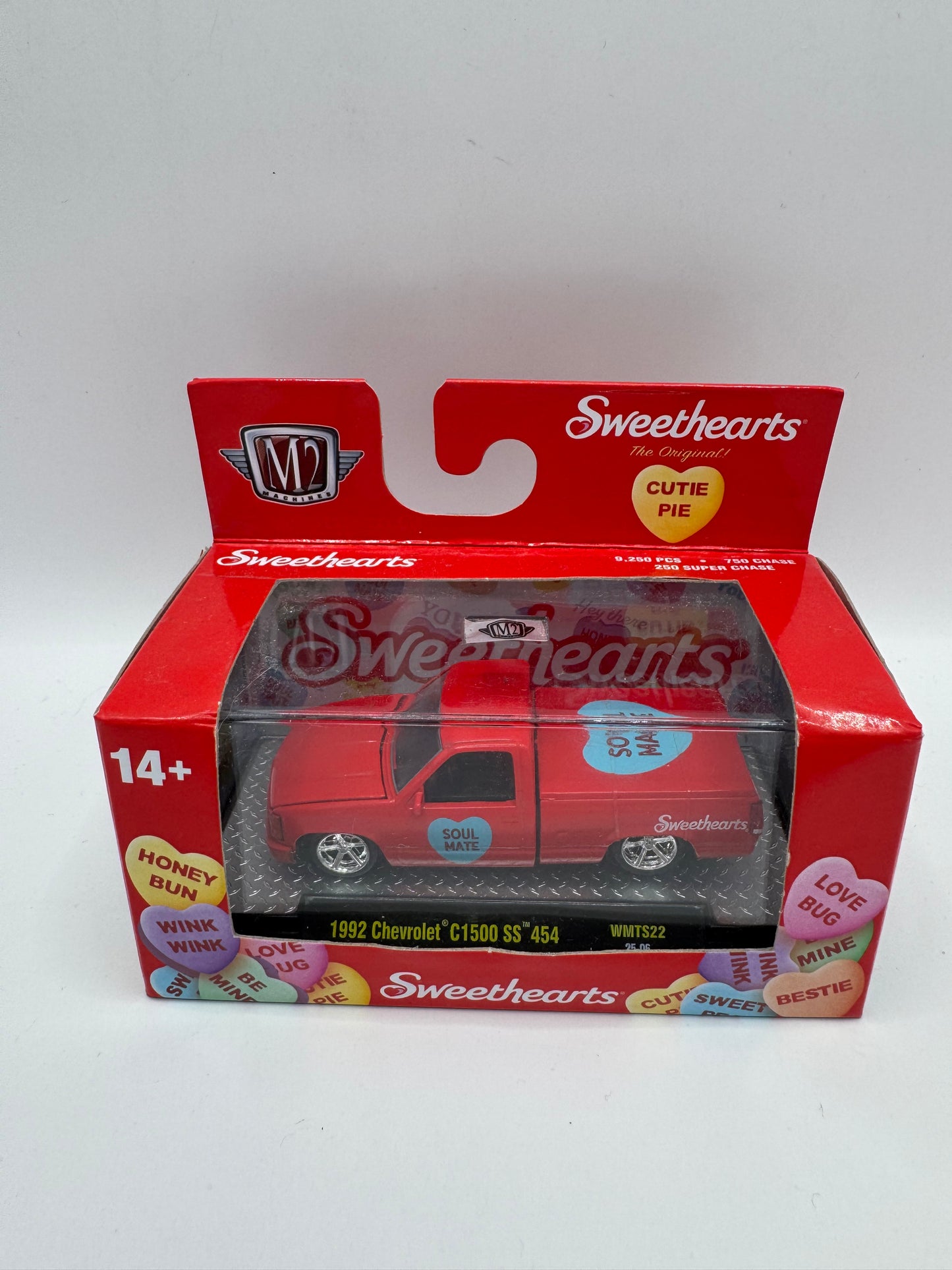 M2 Machines: 1992 Chevrolet® C1500 SS™ 454 - Edición Sweethearts® "Cutie Pie"