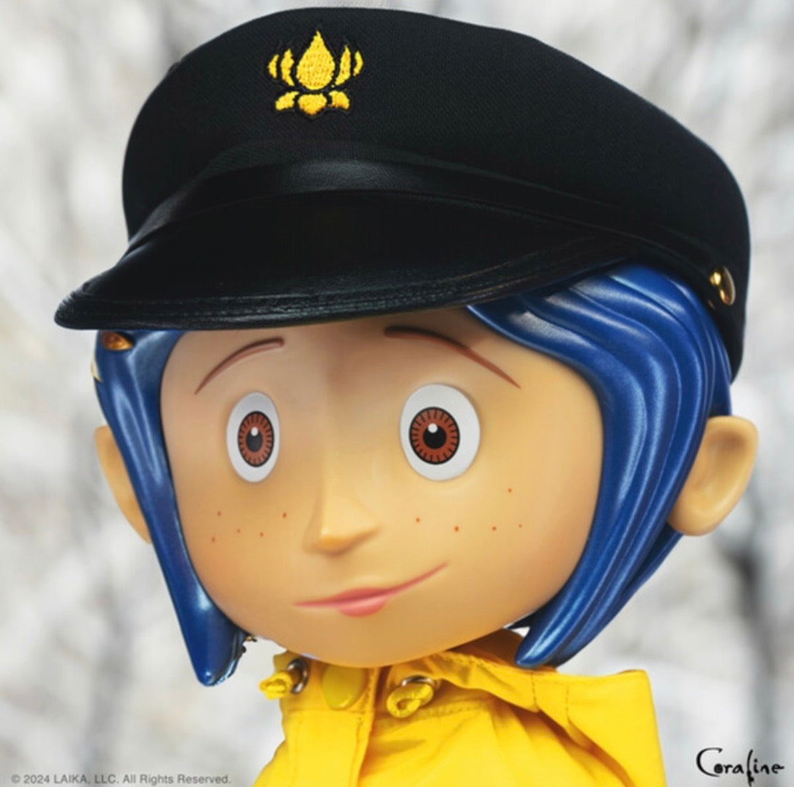Figura Super7 Supersize: Coraline con Impermeable Amarillo