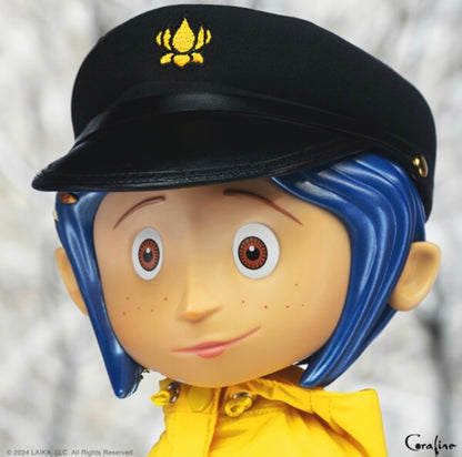 Figura Super7 Supersize: Coraline con Impermeable Amarillo
