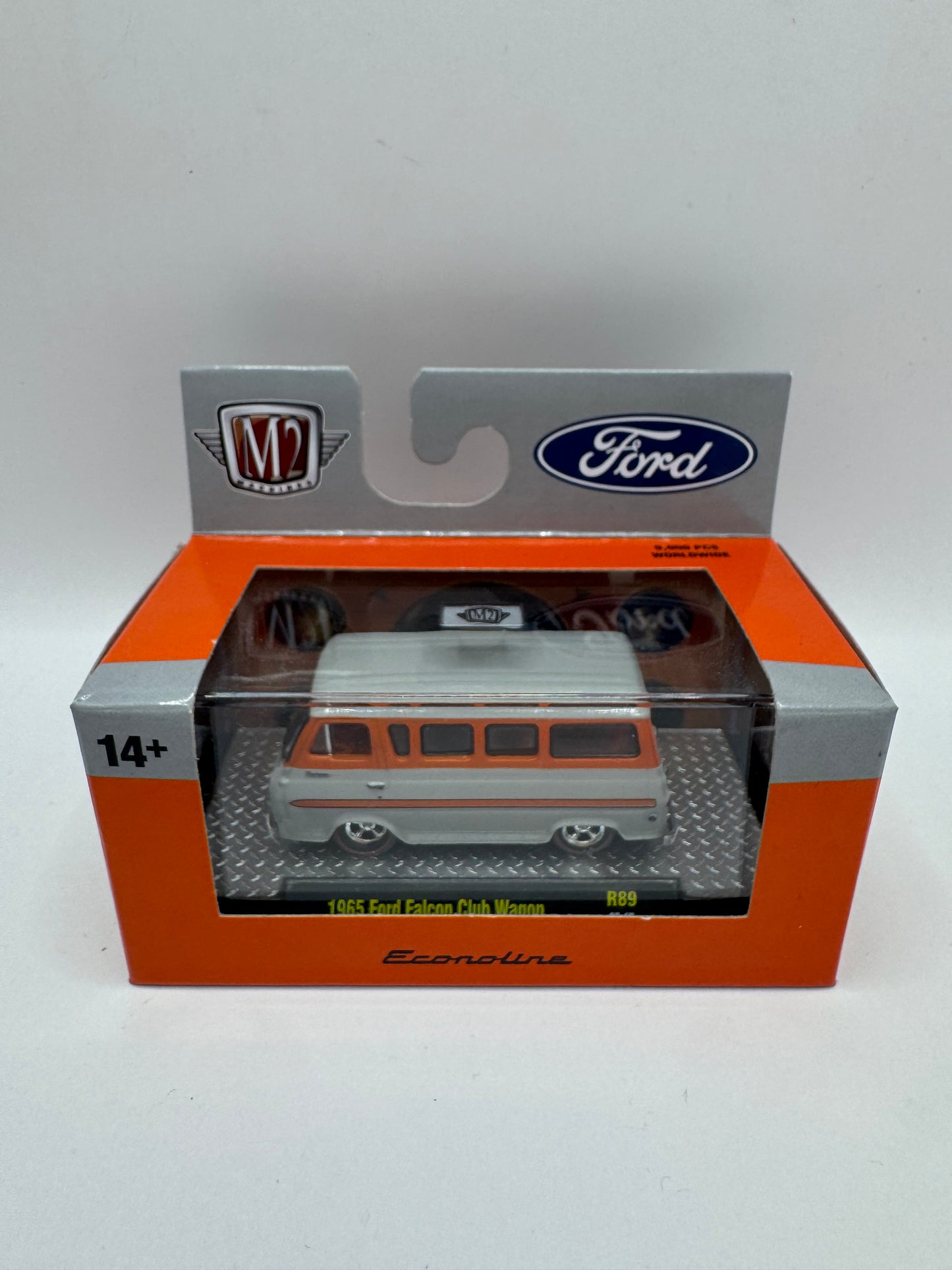 M2 Machines: 1965 Ford Falcon Club Wagon - Edición "Econoline"