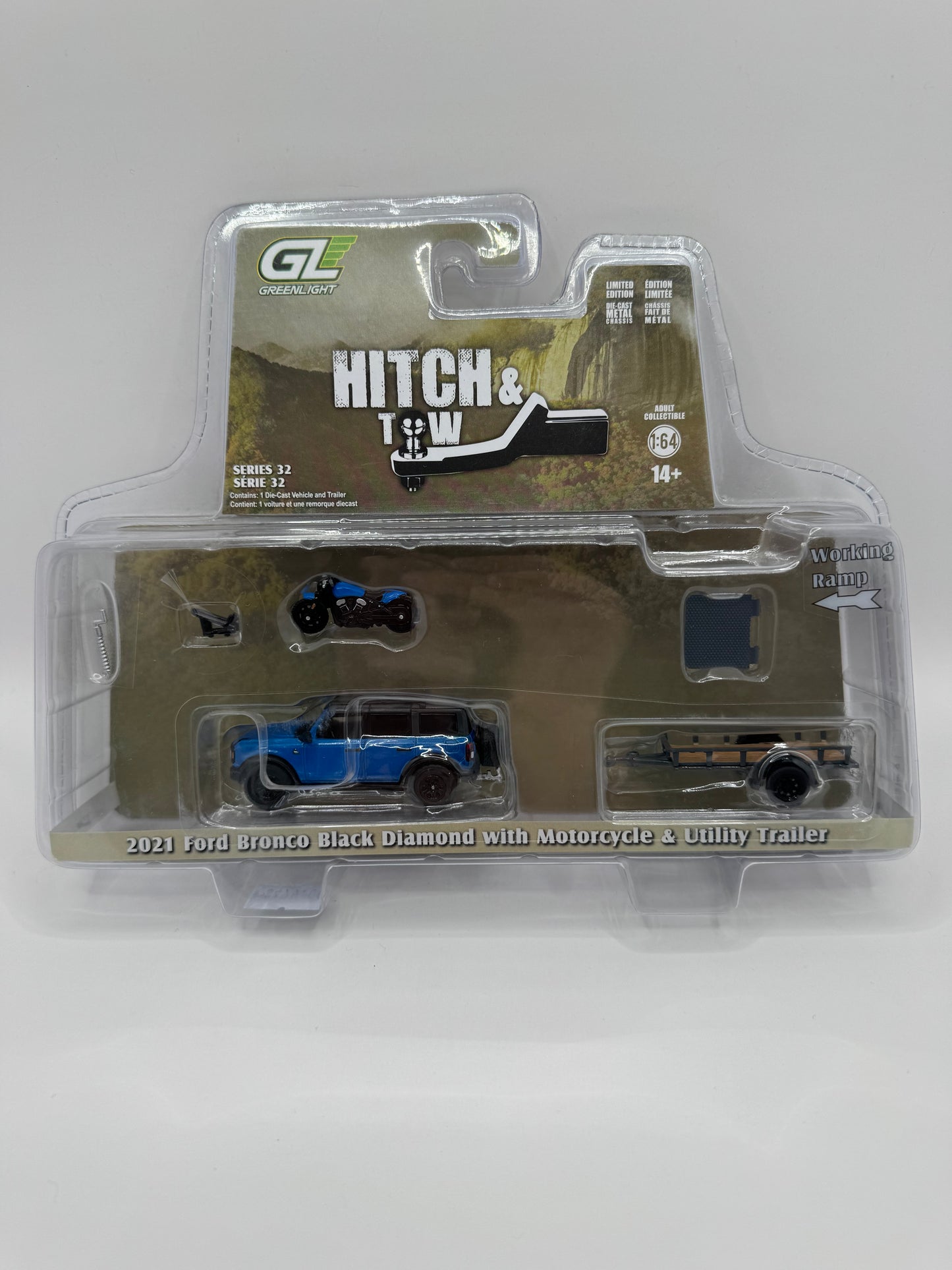 Greenlight 1:64 Hitch & Tow Serie 32 - 2021 Ford Bronco Black Diamond con Motocicleta y Remolque