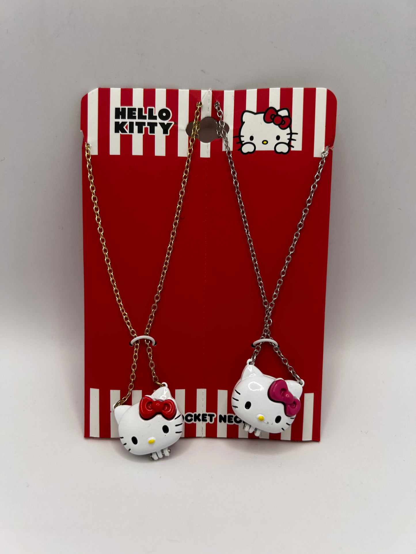 Set de Collares Hello Kitty: "Pocket Besties" (Dúo Dorado y Plateado)
