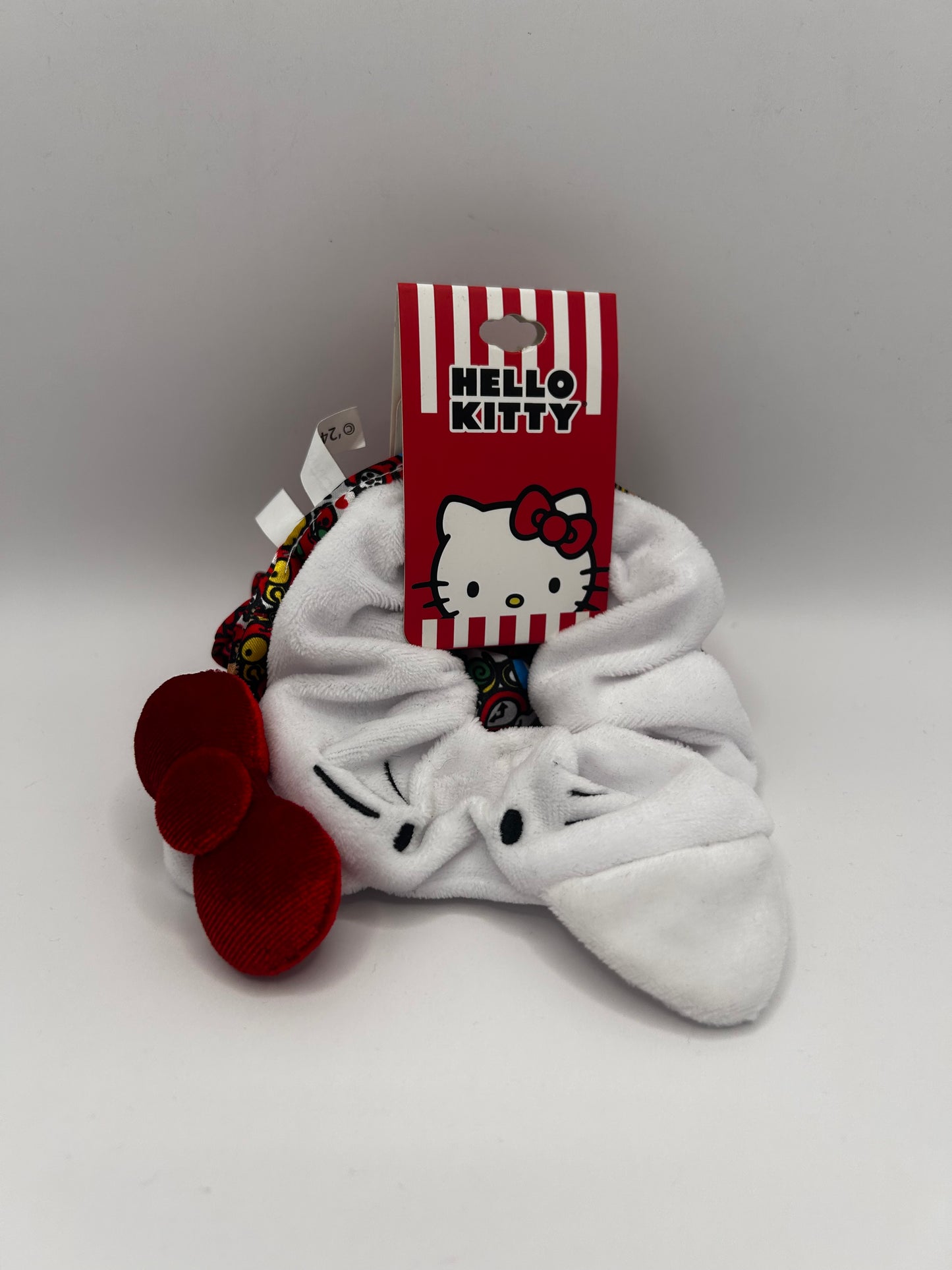 Scrunchie de Felpa Hello Kitty: Edición Especial con Lazo Rojo